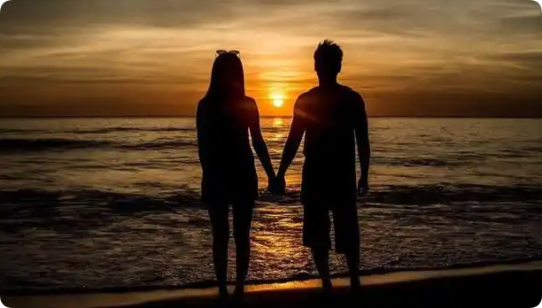 甜蜜陷阱：从“找爹系男友”看当代青年的价